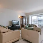 Huswell - With Sideways Sea View In Lejlighed *